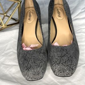 Trotters beautiful gray dress shoe. . Excellent condition pre loved condition.